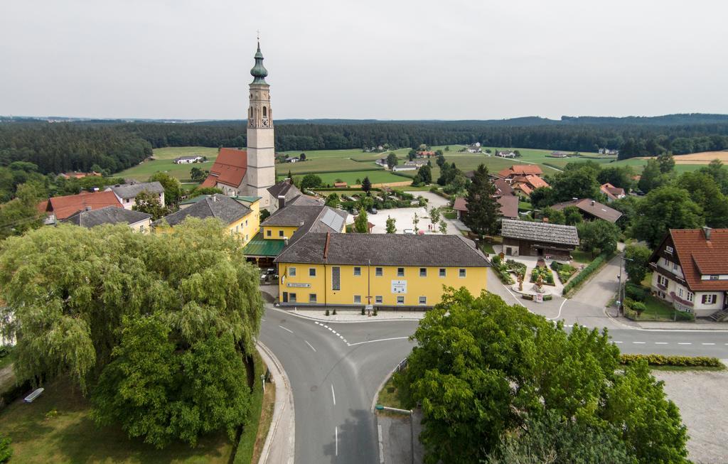 Stiftsgasthof Hochburg Exterior photo
